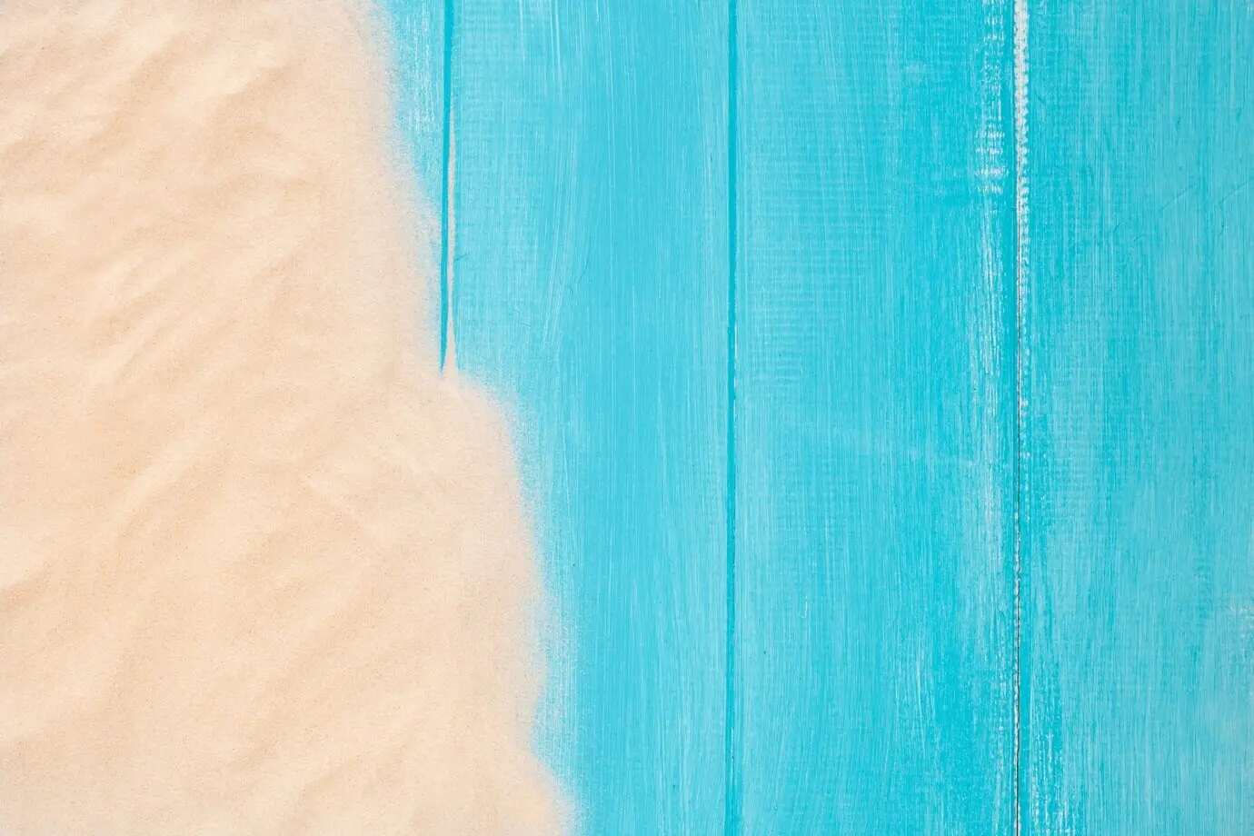Borde de arena sobre fondo de madera azul con espacio para texto