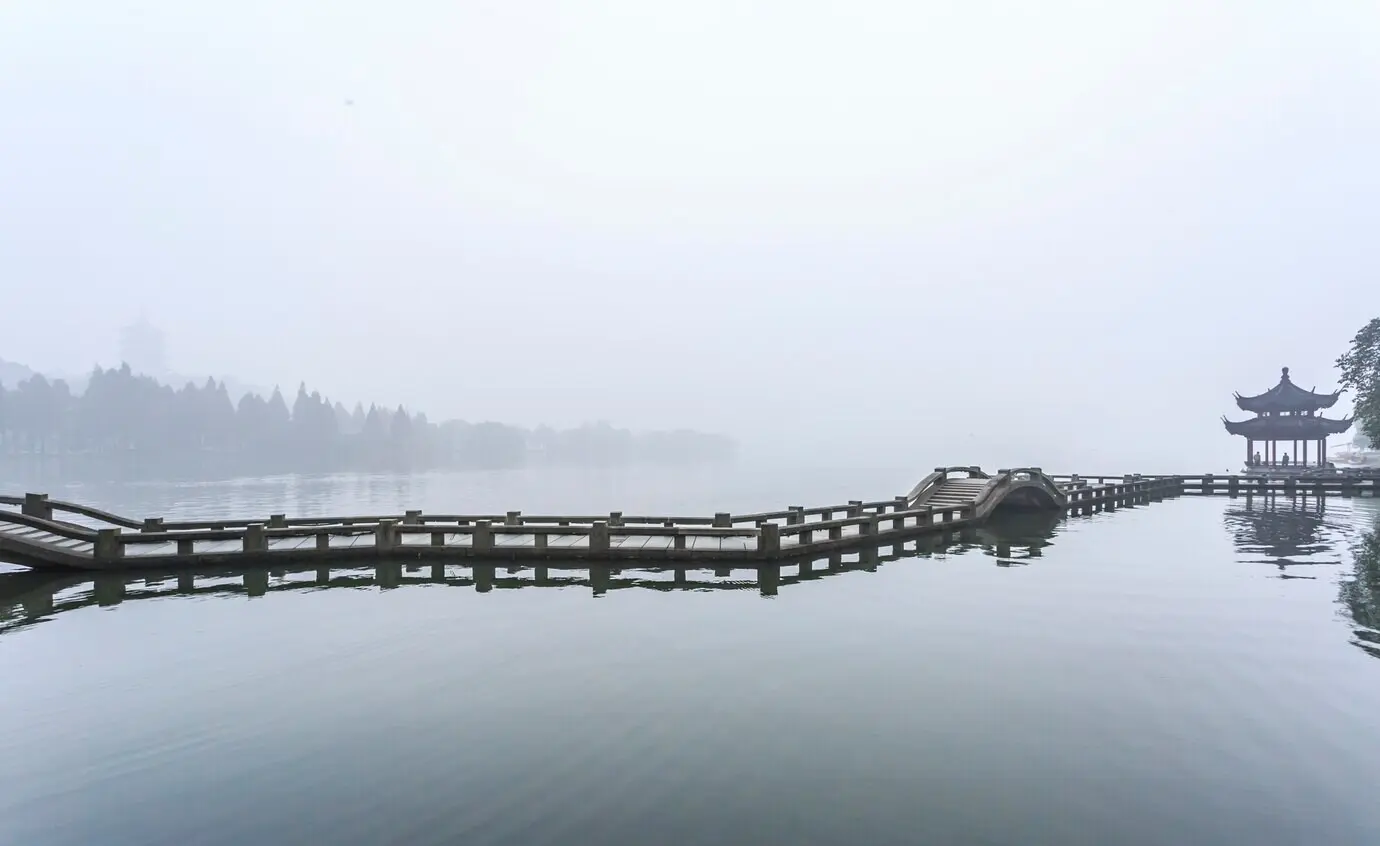 ¿Puedes proporcionar la descripción original para poder parafrasearla en español?